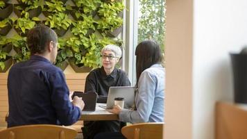 groupe de gens d'affaires remue-méninges dans un café photo