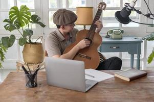 un musicien écrit une chanson en home studio photo