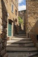 une ruelle dans le centre historique de campiglia marittima livourne toscane avec un escalier en pierre photo