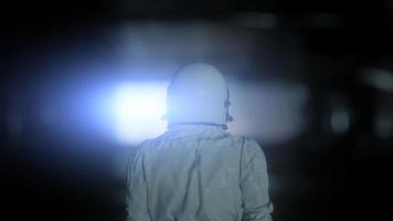 astronaute seul dans un couloir spatial futuriste, chambre. vue de la terre. rendu 3d photo