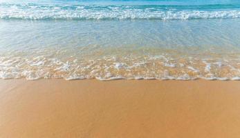 belle plage de sable et vague d'océan d'eau sur le sable photo