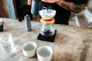 égoutter le café, verser de l'eau chaude dans la bouilloire dans le café, préparer du café photo