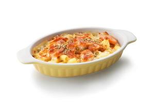 macaroni au fromage cuit au four avec saucisse. photo