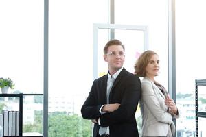 portrait d'un homme d'affaires et d'une femme d'affaires prospères réunis pour un partenariat dans un bureau moderne photo