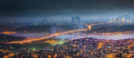 vue du pont du bosphore la nuit istanbul photo