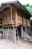 ancienne grange en bois avec l'échelle en bambou. photo