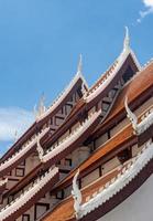 toit de l'église dans le style thaïlandais traditionnel photo