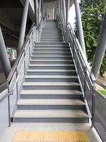 l'escalier moderne vide avec la rampe métallique pour l'entrée de la gare de train de banlieue. photo