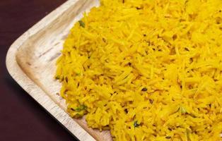 riz biryani au poulet indien fait maison, riz basmati, servi sur une assiette en bois. cuisine traditionnelle indienne. mise au point sélective photo