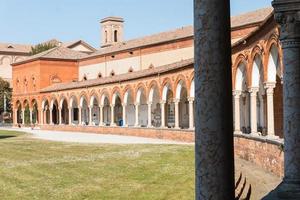 ferrara, italie-mars 20,2022 se promener à l'intérieur du cimetière monumental de la chartreuse de ferrara pendant une journée ensoleillée. photo