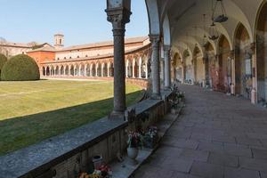 ferrara, italie-mars 20,2022 particulier du cimetière monumental de la chartreuse de ferrara lors d'une journée ensoleillée. photo