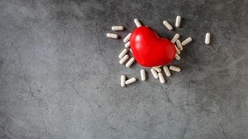 coeur avec médecine, concept de maladie cardiaque photo