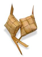 ketupat, un plat spécial servi lors de la célébration de l'aïd al-fitr en indonésie. Le ketupat est fabriqué à partir de riz emballé dans un récipient en forme de ketupat à partir d'un sac tissé de jeunes feuilles de noix de coco. photo