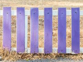 clôture en bois violette photo