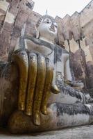 la grande main de l'ancienne statue de bouddha dans l'église en ruine du parc historique. photo