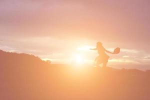 silhouette de femme priant sur fond de ciel magnifique photo