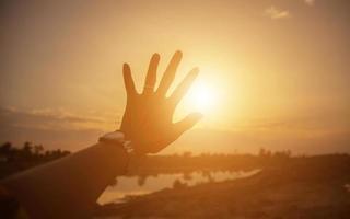 forme de mains pour le soleil. photo