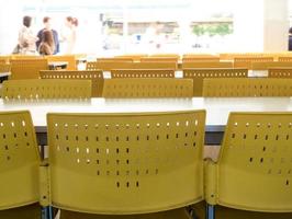 tables et chaises vides que personne ne s'assoit à la cafétéria photo