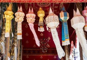 coloré de la lanterne artisanale dans le style thaïlandais traditionnel. photo