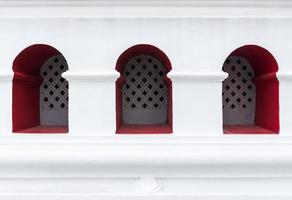 petite fenêtre rouge pour la ventilation photo