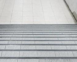 vieil escalier avec motif de carreaux. photo