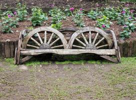 banc en bois fabriqué à partir de l'ancienne roue de charrette. photo