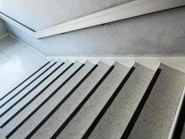 escalier en marbre blanc avec main courante en métal. photo