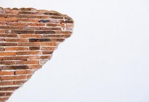 le mur de béton blanc et les briques. photo