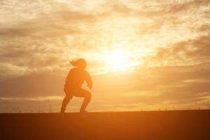 homme au coucher du soleil photo