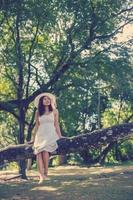 jeune adolescente assise sur un arbre photo