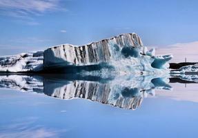 une vue sur le lagon glaciaire de jokulsarlon en islande photo