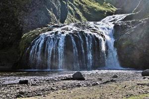 vue d'une cascade en islande près de reykjavik photo