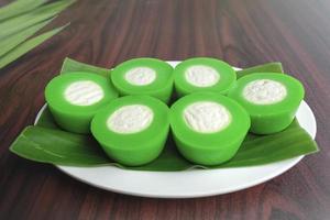 nona manis est un kuih aromatisé au pandan cuit à la vapeur avec une garniture centrale crémeuse. photo