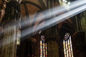 Le faisceau lumineux de la lumière à l'intérieur de la cathédrale de Milan, Italie