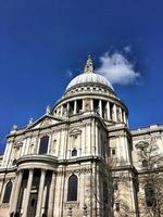 une vue de la cathédrale st paul à londres photo