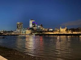 une vue sur le rover thames à londres la nuit photo