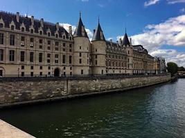 une vue de paris montrant la seine par la conciergerie photo