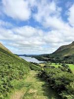 une vue d'ullswater dans le Lake District lors d'une journée ensoleillée photo