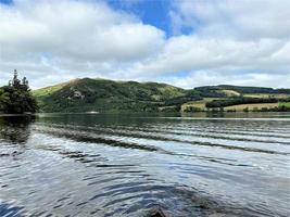 une vue d'ullswater dans le Lake District lors d'une journée ensoleillée photo