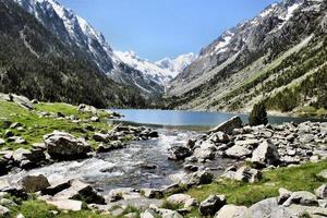 une vue sur les pyrénées près de lourdes photo