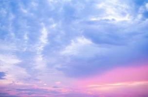 beaux nuages orange doux et lumière du soleil sur le ciel bleu parfait pour l'arrière-plan, prendre le matin, crépuscule, fond dégradé de ciel, ciel violet photo