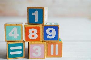 nombre de cubes de blocs de bois pour l'apprentissage des mathématiques, concept de mathématiques de l'éducation. photo