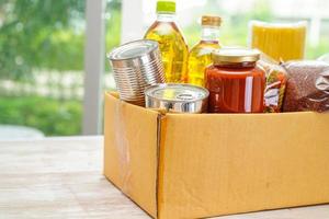 denrées alimentaires dans une boîte de dons pour bénévoles. photo