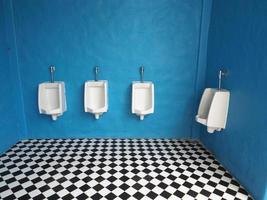 urinoirs blancs dans la salle de bain des hommes photo