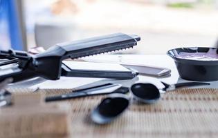 gros plan d'outils de coiffure sur une table en bois. photo