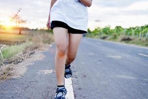 femme faisant du jogging le soir ou le matin, s'entraînant pour se reposer et récupérer. photo