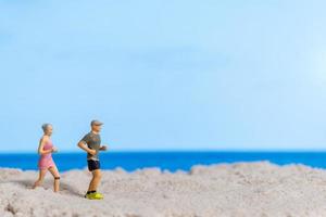 couple miniature courant ensemble sur la plage photo