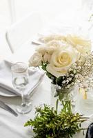 la décoration du mariage. Décoration de table de mariage avec roses blanches, gros plan photo