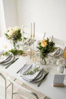 le réglage de la table de mariage, vue grand angle. décoration de table de mariage avec roses blanches et buis photo