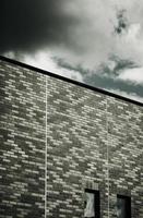 bâtiment moderne en briques avec un ciel dramatique photo